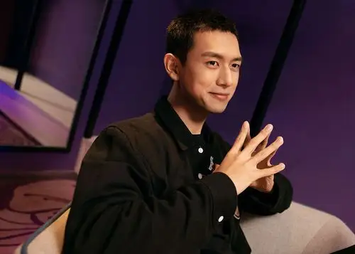 李现穿格纹拼接装拍写真荷尔蒙爆棚板寸造型直视镜头眼神锐利