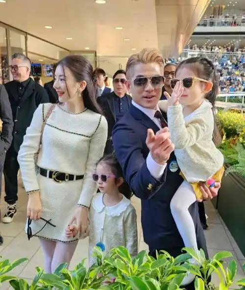 郭富城晒全家福迎新年,与方媛贴面合影,6岁长女高鼻梁遗传妈妈