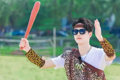 夏日少年王一博部落酋长帅气造型