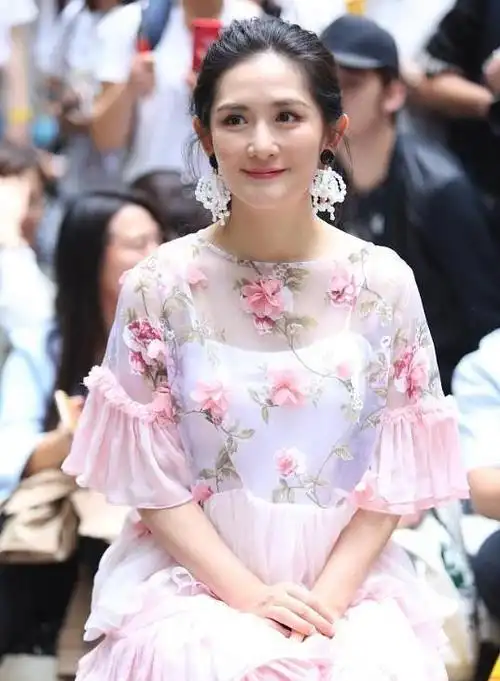 谢娜"花仙子"造型现身, 开心笑出鱼尾纹, 被一双丑鞋子抢镜了!