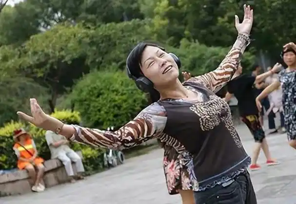 北京广场舞大妈素质就是高!