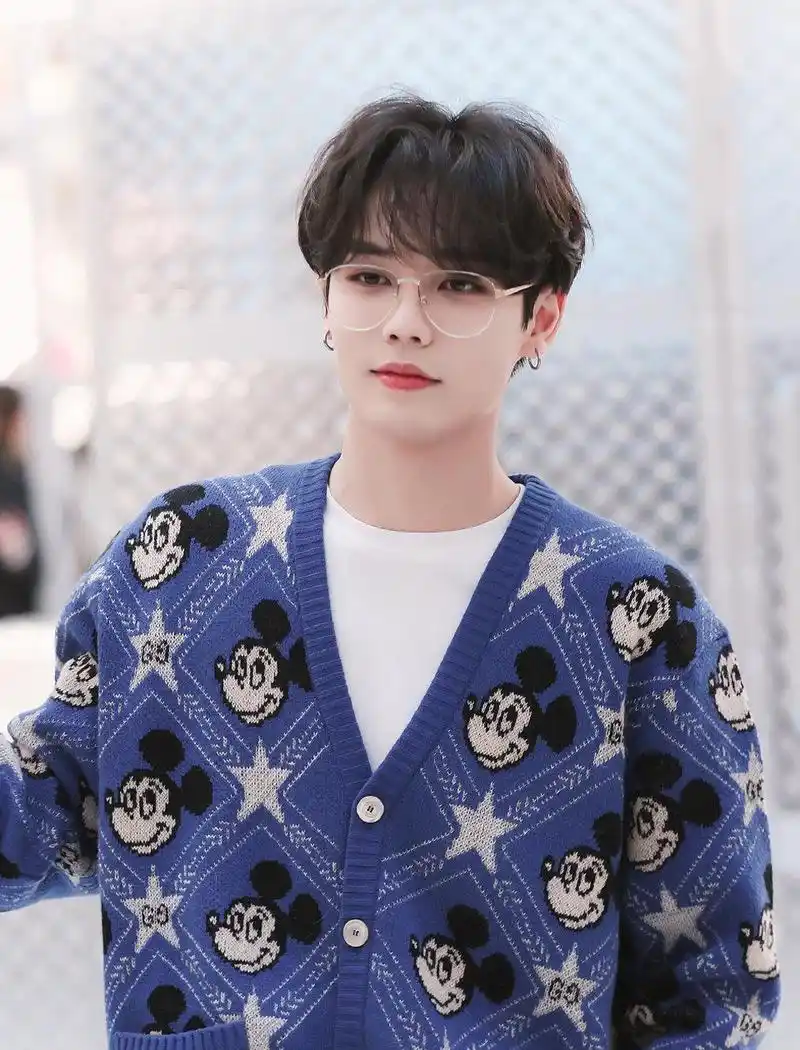 林彦俊的笑也太上头了,浅浅的酒窝,很是阳光