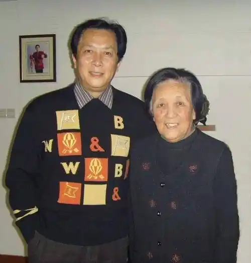 唐国强妈妈说:前儿媳除夕夜身亡,如今终于一切都变好了_殷丽明_儿子