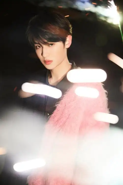 黄明昊最新写真,身穿黑粉拼接针织外套帅气中又带着温柔的小贾