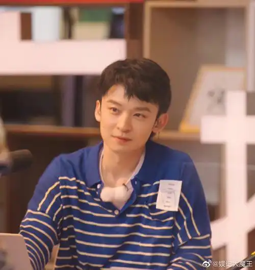 董子健晒与女儿生日合照