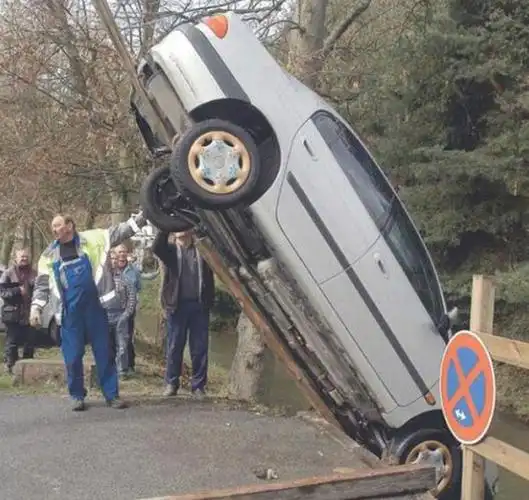 史上最诡异的车祸 尼玛! 这还是人开的吗