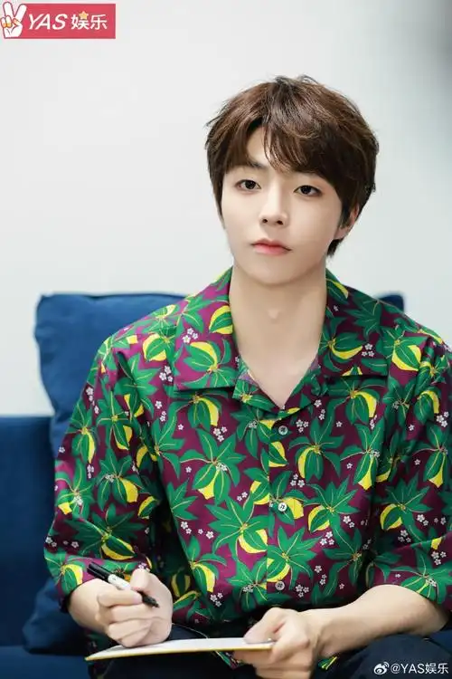 一组新鲜的采访花絮照送上96  谁懂农农@陈立农的这个笑容啊,快给我