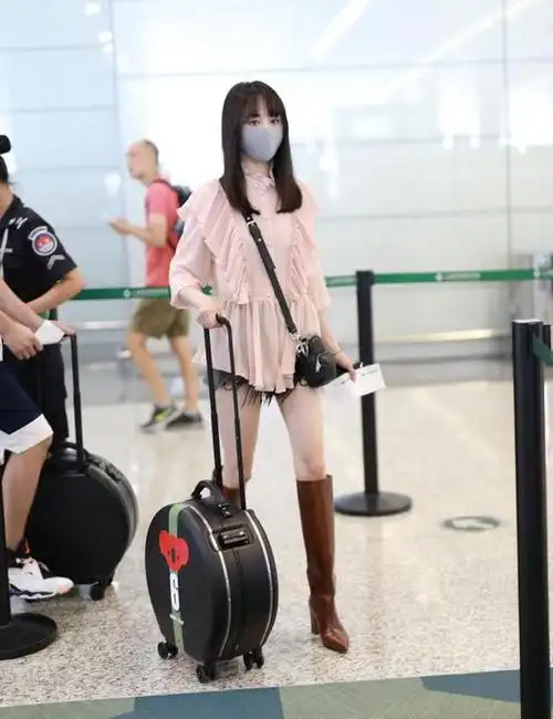 郑爽现身机场,短裤搭配长靴,纤细长腿格外吸睛