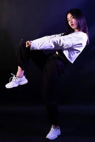 爵士街舞青年女生跳舞技巧动作