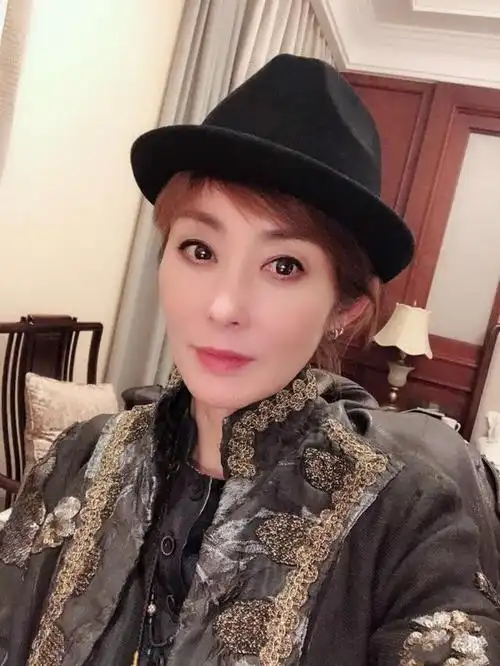 周星驰老婆于文凤自幼与二哥戴维兄妹情深,记得是零六年期间,于文凤与