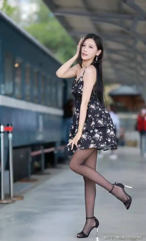 身材好果然任性,美女穿黑色露背吊带裙成熟又性感,实在是太美了_女性