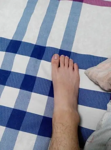 大家说说我的脚丫子好看么 是不是都臭啊