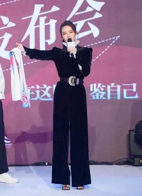 戚薇魅惑大红唇超美艳!一袭黑色连体裤脚蹬恨天高 御姐范十足