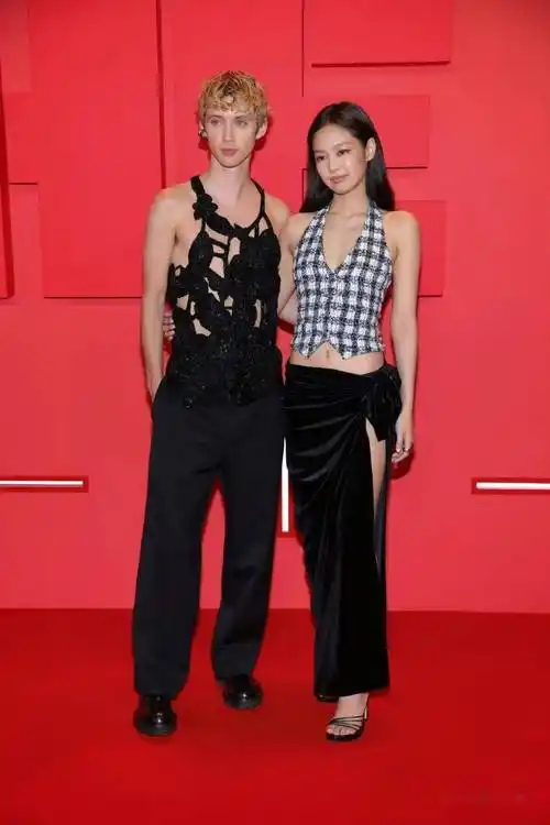 jennie值得获得艾美奖?她们的舞蹈太怪异?