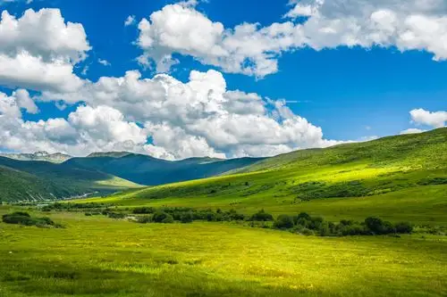 草原上的蓝天白云