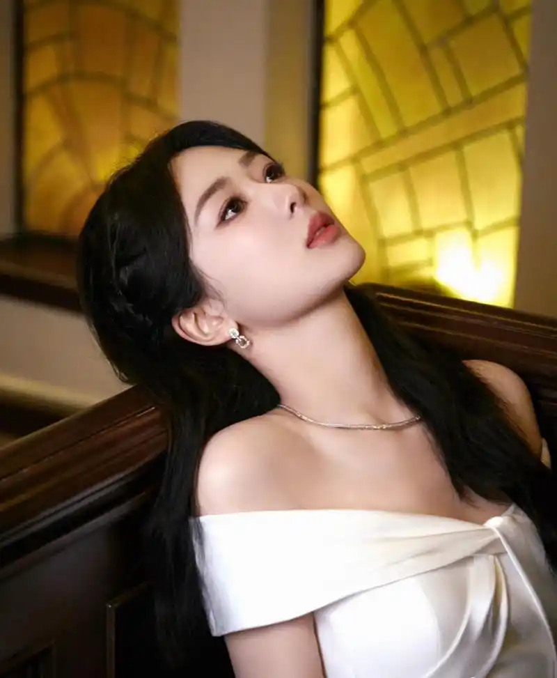 清纯甜美,美艳迷人的#杨紫# 一袭白色抹胸溜肩高开叉晚礼服,丰满傲人