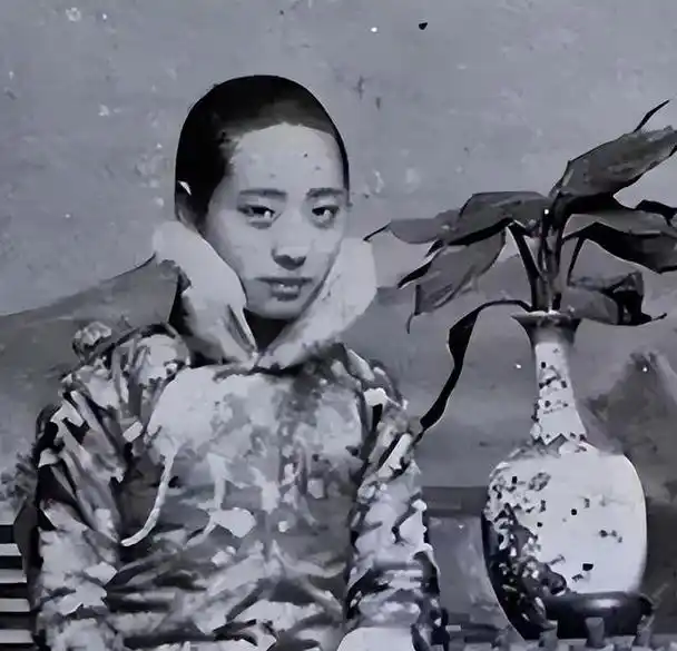 母亲因不愿受大太太的歧视,便带着她离开家单过.