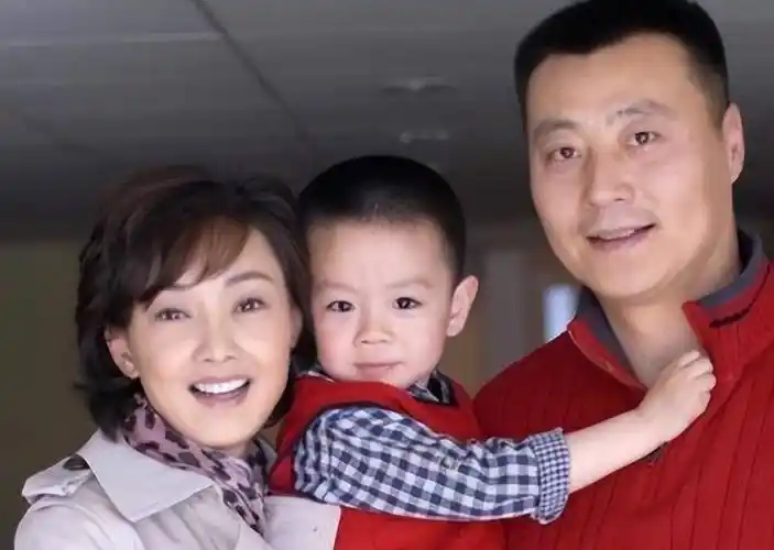 牛莉:在最好的年纪嫁给"普通男人"刘亚东,婚后生三子幸福美满_射击