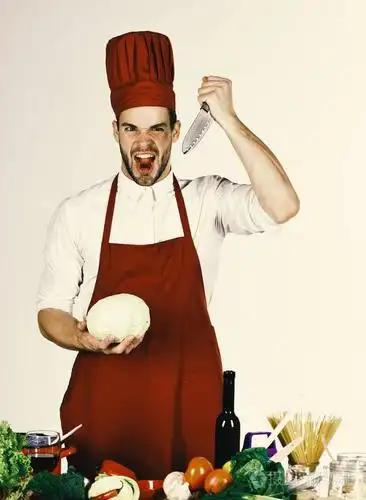 厨师工作在厨房在桌附近与蔬菜和工具照片-正版商用图片07r8ev-摄图新