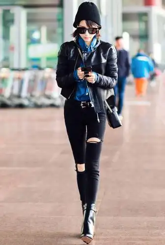 参加品牌活动王子文机场一路听音乐王子文清晨现身首都机场返回搜狐