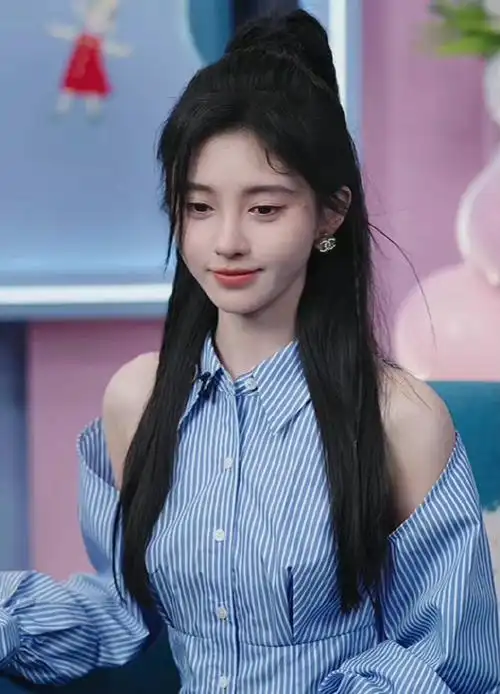 衬衫造型#鞠婧祎今日直播造型9615高马尾77蓝色露肩条纹衬衫,是