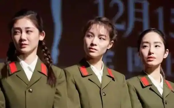 杨采钰成过去?刘亦菲干爹搂美女开大奔,38岁成富豪45岁蹲大狱