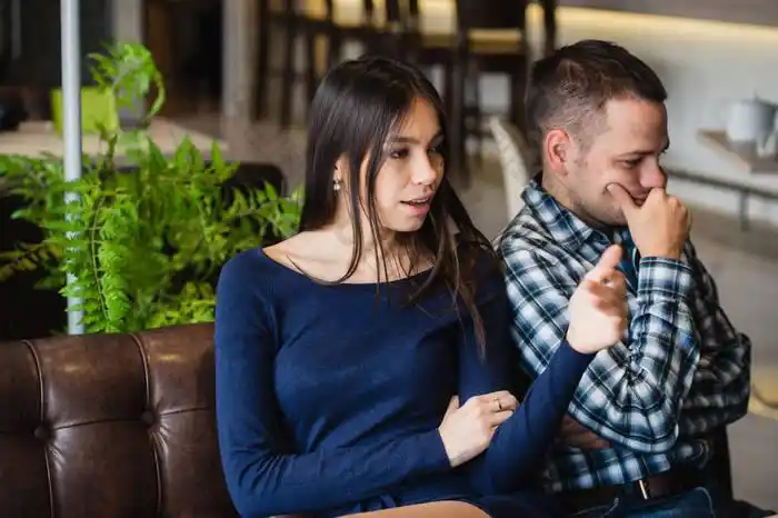 男人和女人在讨论中餐厅