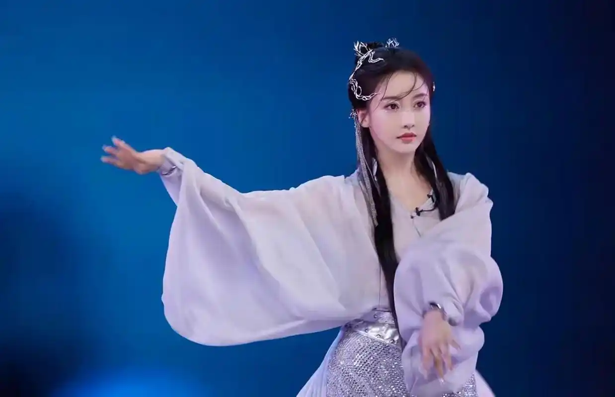 姜贞羽五官精致,舞姿曼妙,这么高的颜值演古装剧应该可以,磨炼一下