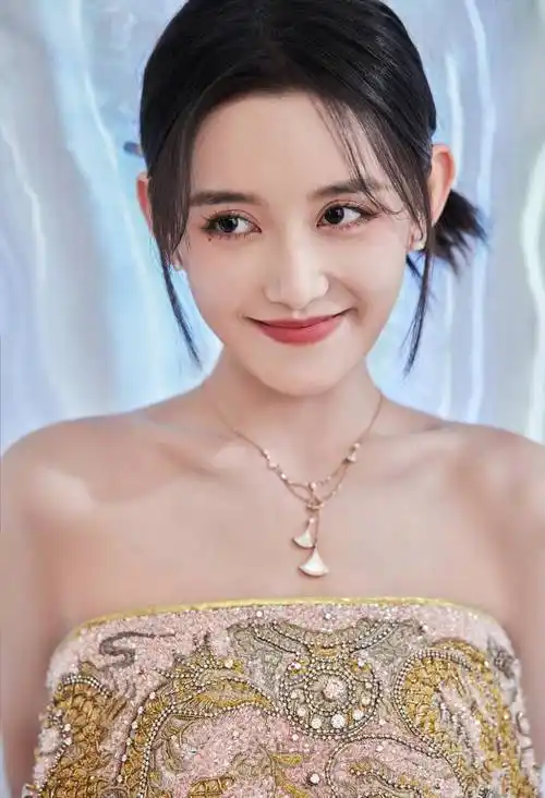 蒋依依齐胸粉色连衣裙性感写真_五官_漂亮_网友