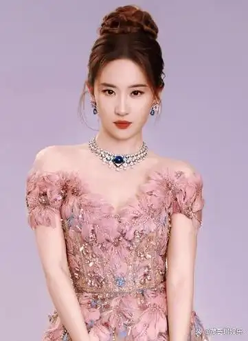 刘亦菲穿粉色羽毛裙似孔雀公主仙女下凡盘发造型温婉动人,太美了