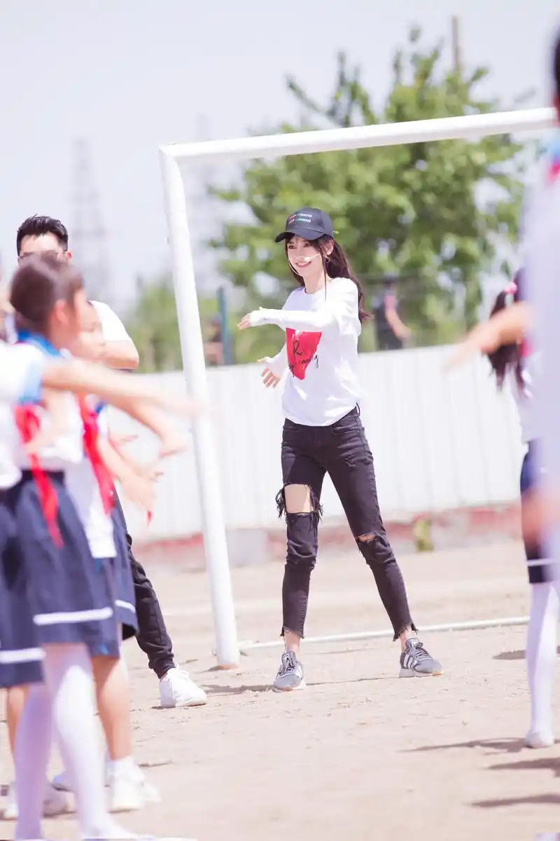 周日的太阳有点大～滴噢分享几张angelababy元气满满