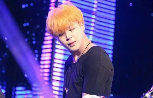 谁有权志龙差不多这个姿势橙色头发的图片?