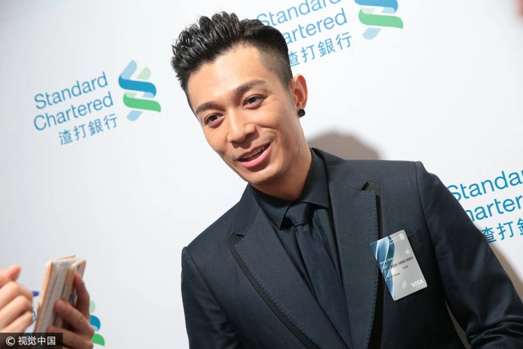 周柏豪穿西装帅气十足  图片来源:陈健珊/tungstar/视觉中国