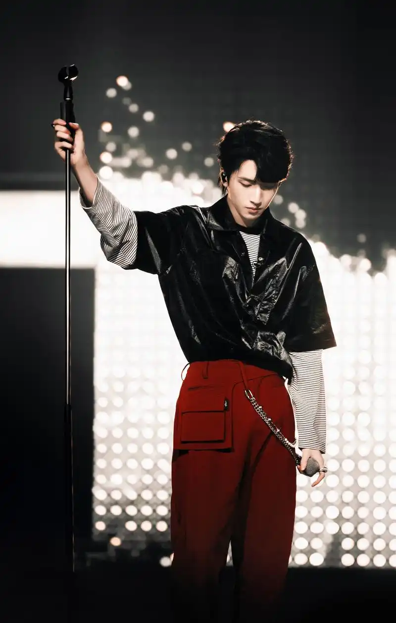 严浩翔黑色衬衫图片:弟弟也太吸引人了