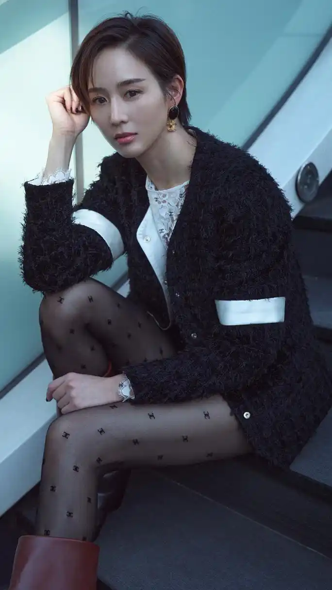 张钧甯时尚写真大赏:美腿丝袜搭配短裙热裤,熟女风韵尽显!