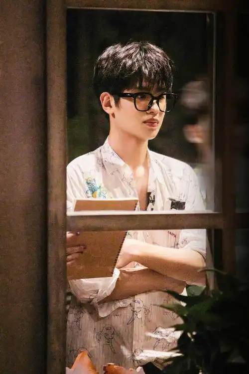 黄明昊白色涂鸦衬衫