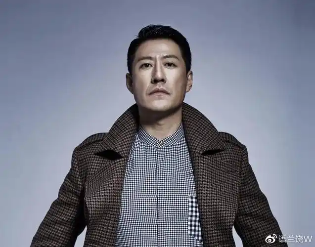 45岁于震被疑作秀,拍视频动作妖娆还假摔,网友:网红比明星赚钱