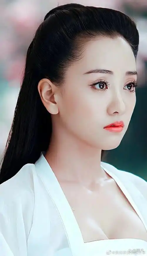 杨蓉各式性感美图很有料!她雪肤玉貌身材丰满绝对火辣