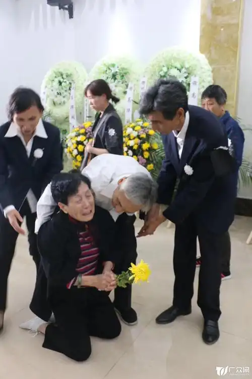 您了……"得知谢高华病逝的噩耗,昨晚,80岁高龄的冯爱倩老人一夜未眠