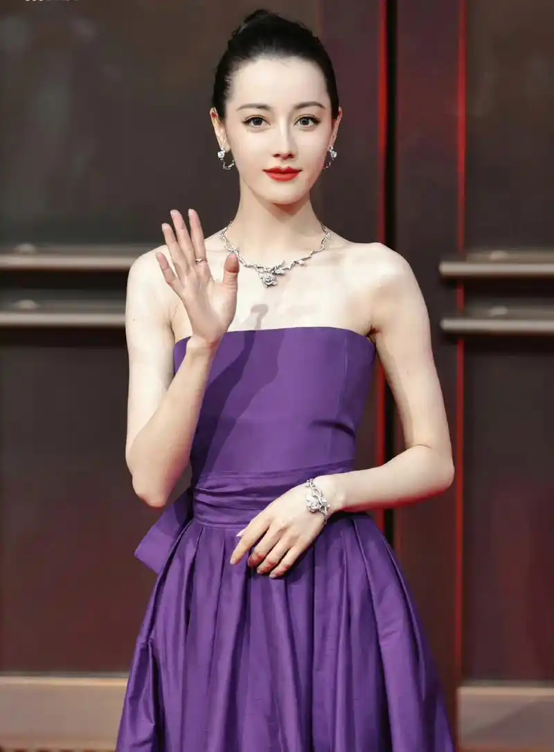 今晚迪奥红毯上的迪丽热巴美疯了!