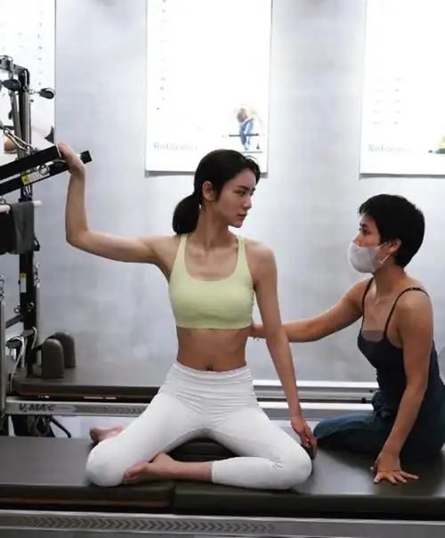 张馨月晒健身照小腹平坦,自曝打脐环不疼,脐环上3颗钻石超闪耀