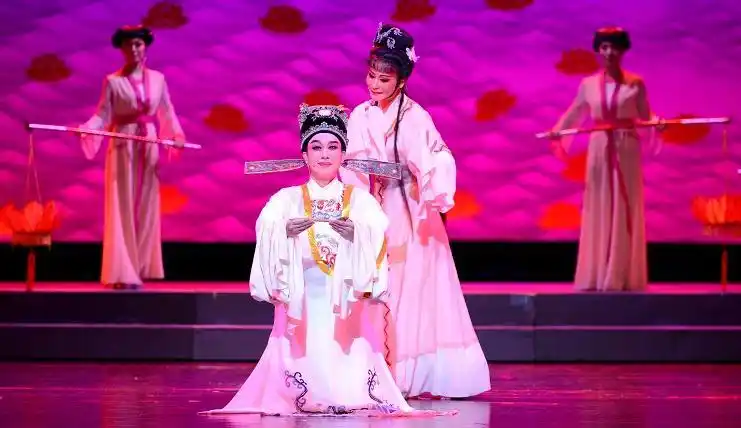 曾主演《荆钗记》《大唐骊歌》《蛟龙扇》《灰阑记》《薛丁山三请梨花