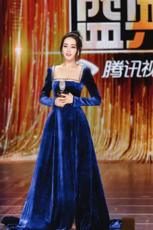 不睡觉会有好事嘻嘻  不停存图中谢谢各位站姐们分享的迪丽热巴女士