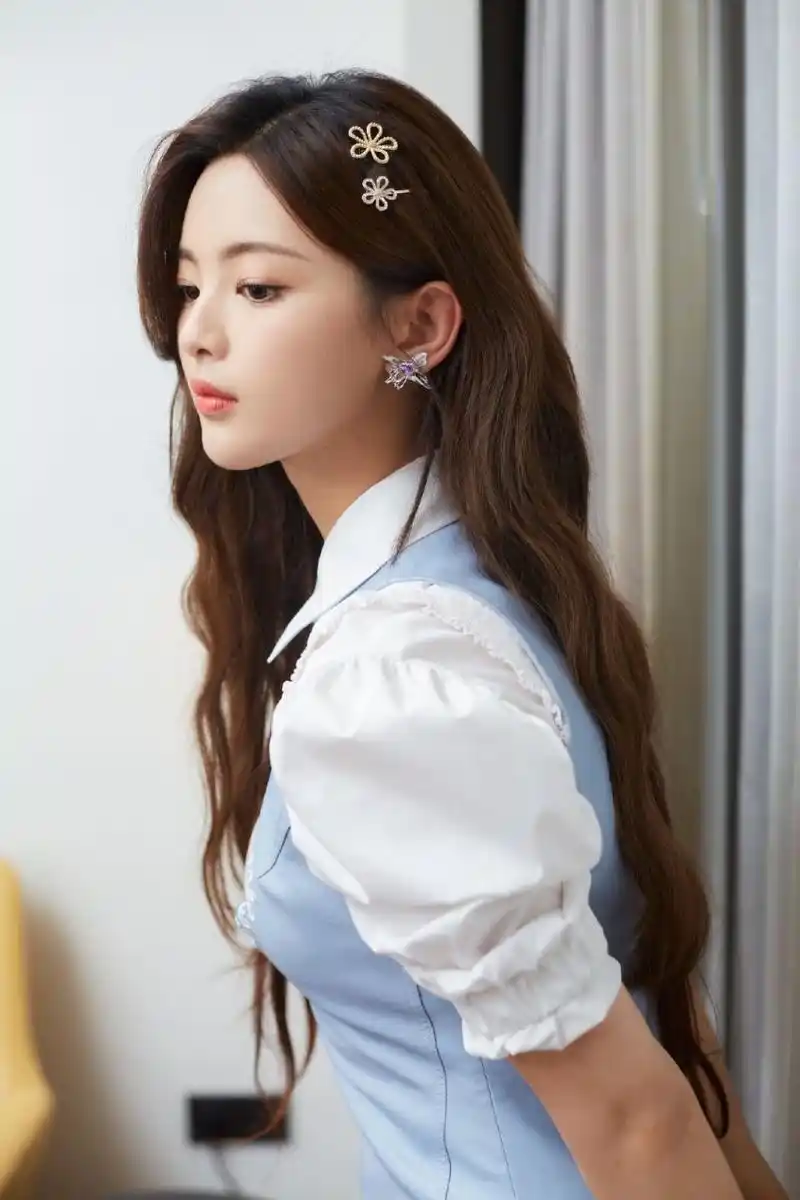 杨超越高清壁纸头像无水印(十四)[鲜花]