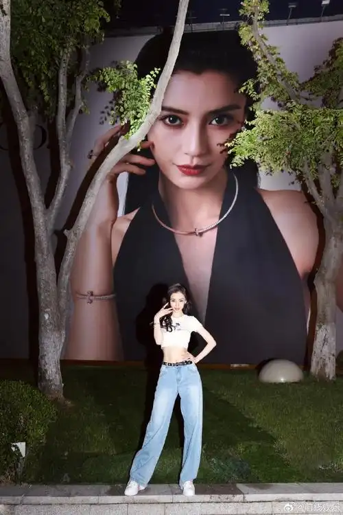 这个腰太细了吧,还有马甲线,这腰臀比羡慕不来