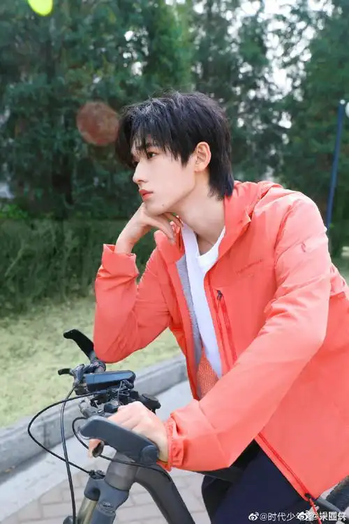 宋亚轩说今天是运动小宋#这侧颜也太好看了,又被帅晕了