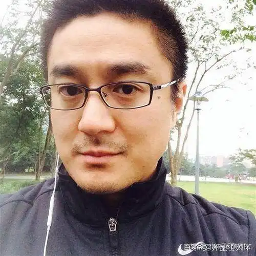 黄凯伟过去和张钧甯交往两年,最后因为工作聚少离多而分手.