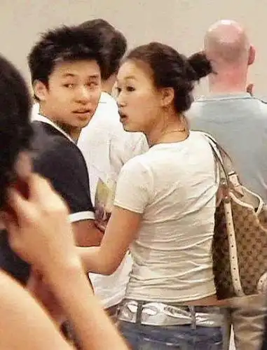 霍启仁与rebecca lo亲密照