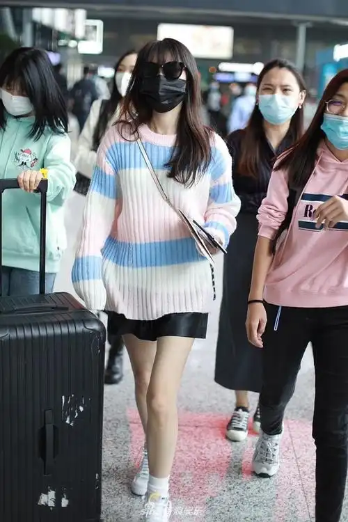 组图:袁冰妍穿蓝粉白条纹毛衣少女感十足 露白皙美腿无畏寒冷