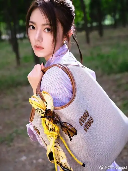 赵今麦miumiu#赵今麦新照片充满女性时尚和温柔的气息,这个紫色系